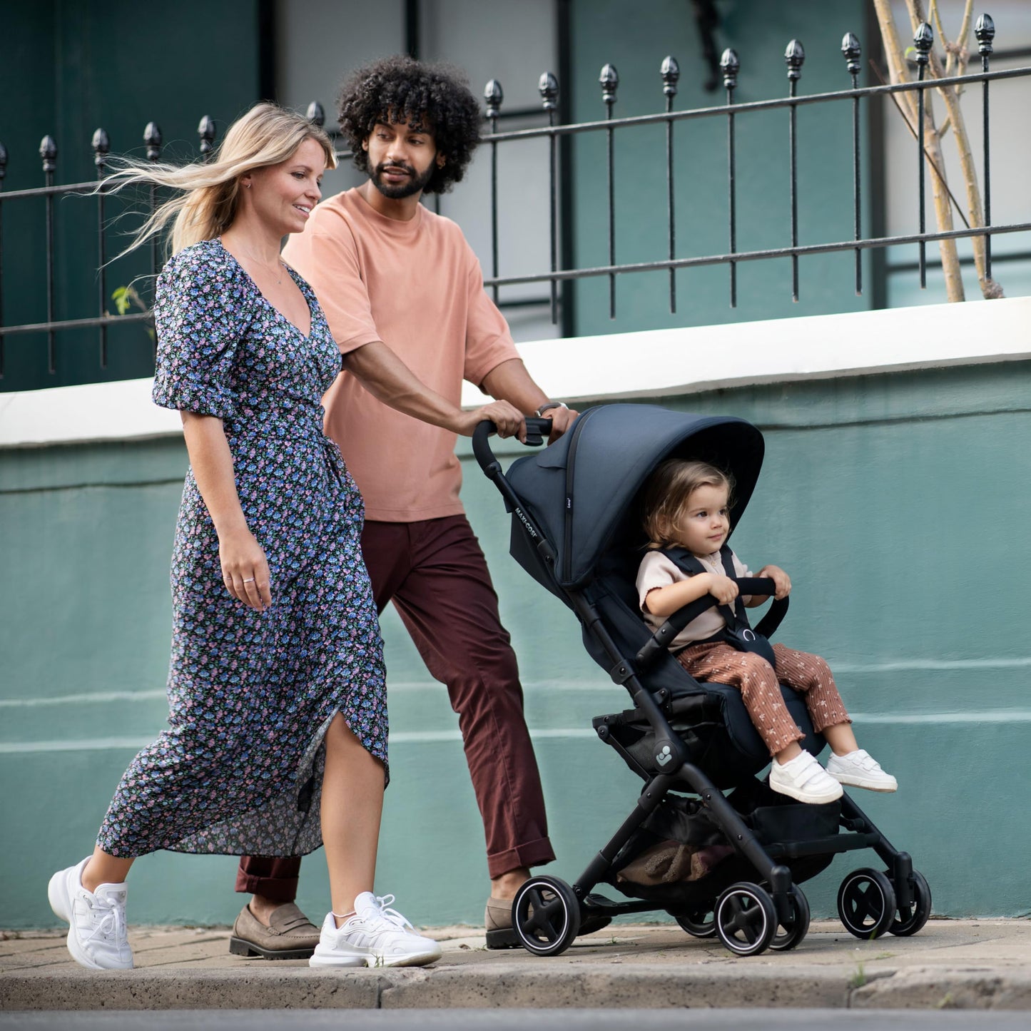 Maxi-Cosi Lara2, Silla paseo ligera, 0-4 años, 0-22 kg, silla paseo bebe, silla paseo compacta y ligera, 3 reclinaciones, reclinación total, plegado automático, Essential Graphite